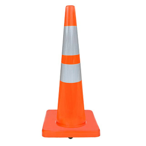RC700D-4 CÔNE DE CIRCULATION EN PVC À BASE ORANGE SOLIDE ET RÉSISTANTE DE 28 PO